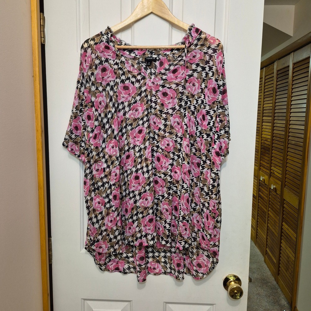 Torrid Size 3 Pink Floral Houndstooth Georgette Hi-Lo Ruffle V-Neck Blouse Top